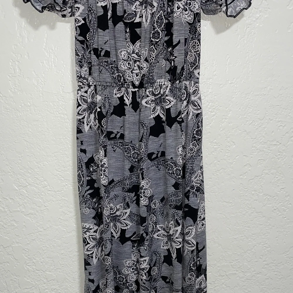 Black & White Floral Puff-Sleeve Midi Dress by - Picture 7 of 8